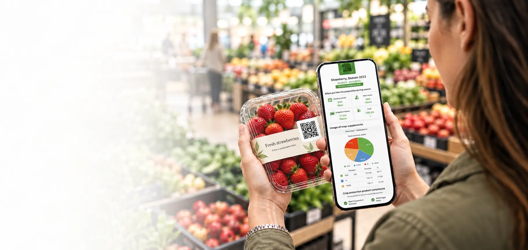 Kupac skenira QR kod na pakiranju svježeg proizvoda u supermarketu, dok se na zaslonu sljedivosti AGRIVI 360 FMS prikazuje gospodarstvo podrijetla i status usklađenosti