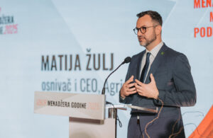 Manager of the Year 2025 award: Matija Zulj, CEO of AGRIVI, holding the HUM-CROMA trophy