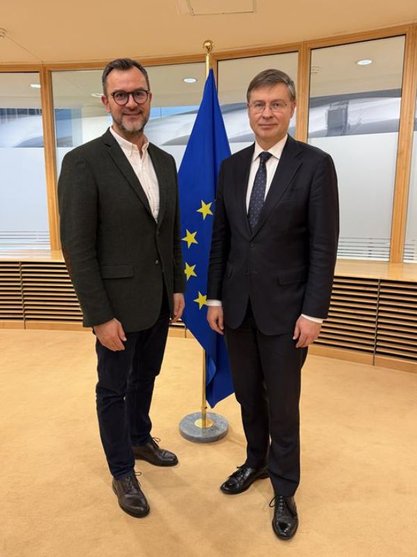 Matija Žulj s povjerenikom Valdisom Dombrovskisom na EU Implementacijskom dijalogu o poljoprivrednoj statistici u Bruxellesu 